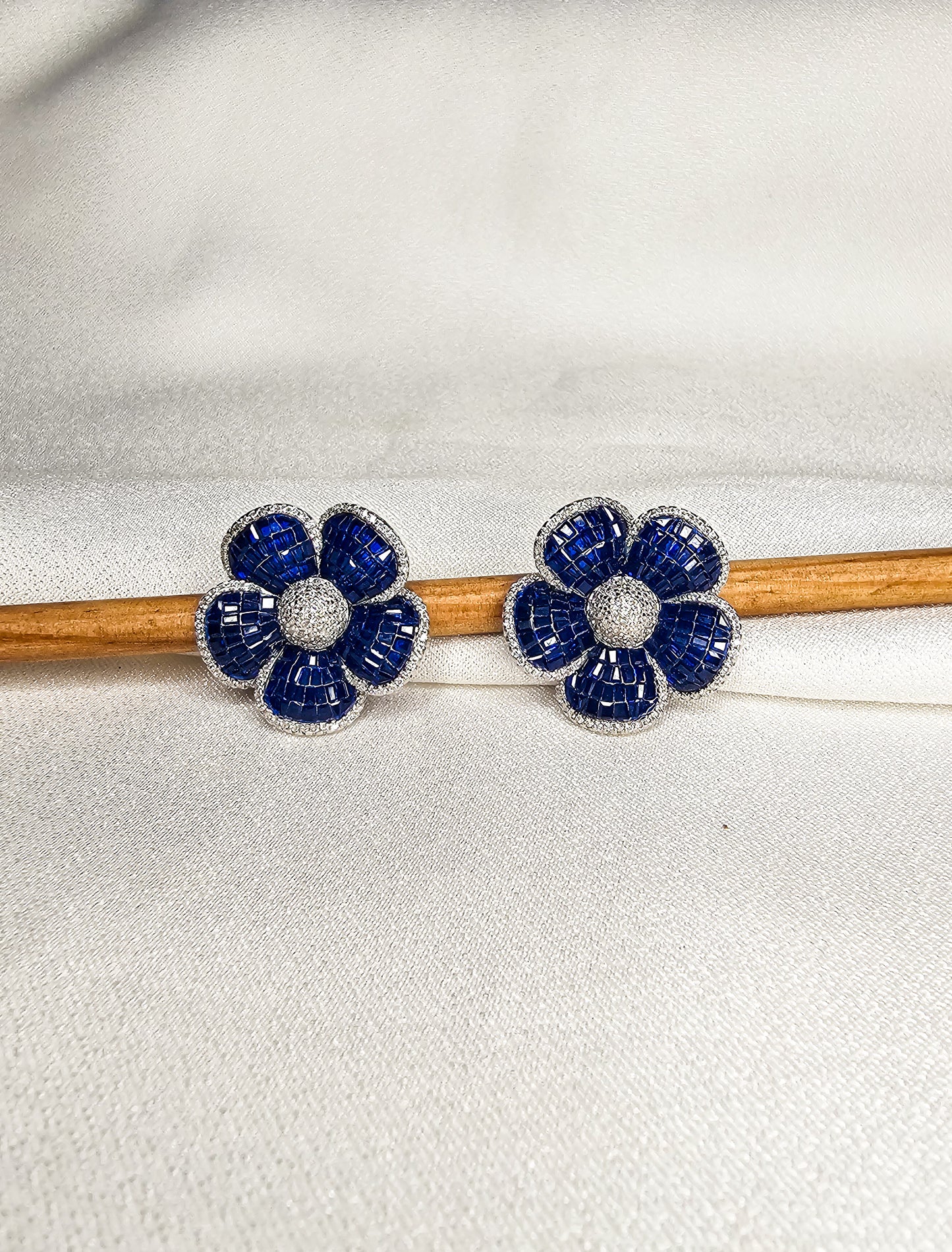 FLOWER STUD EARRINGS