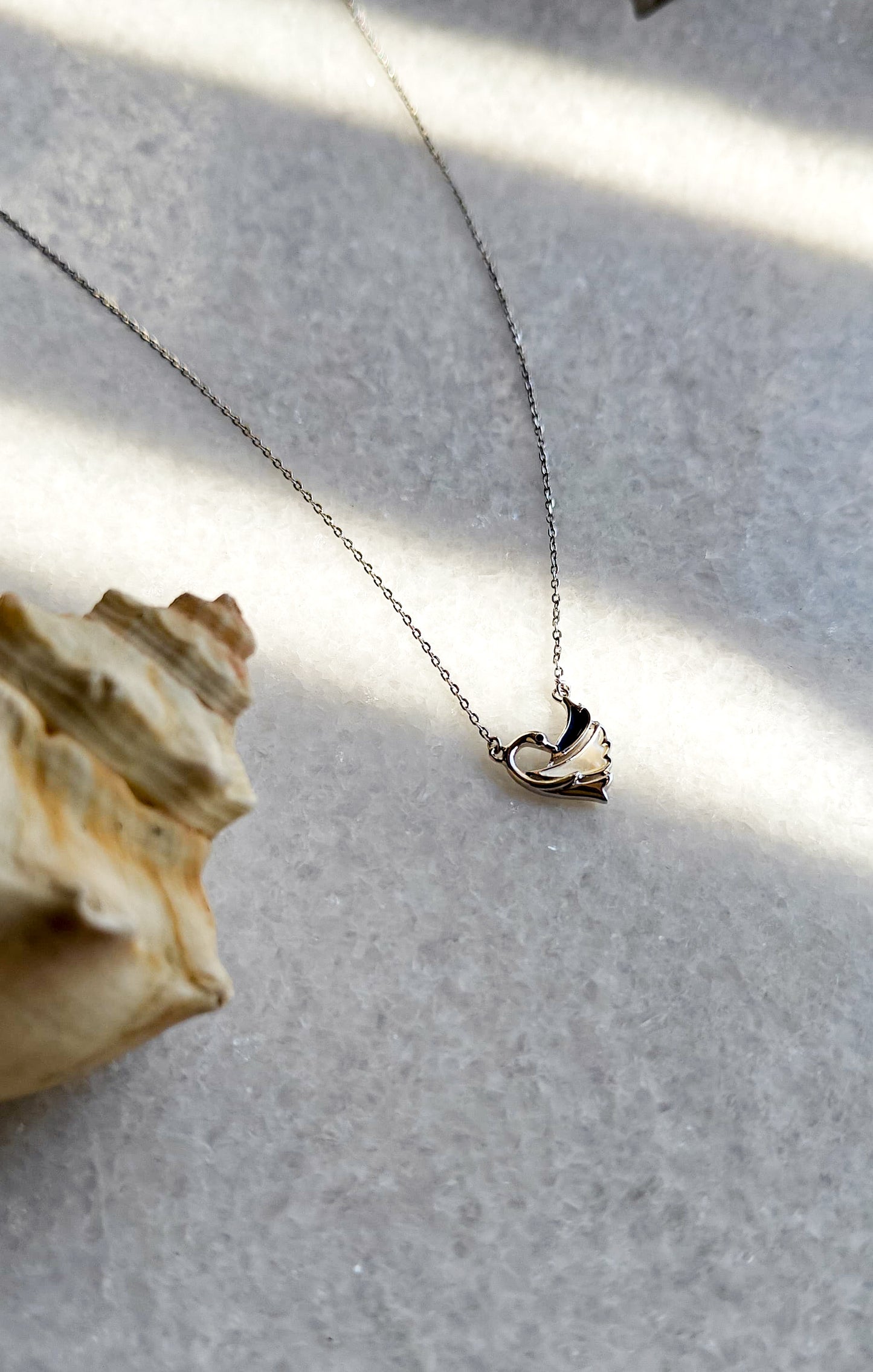 QUEEN'S SWAN NECKLACE